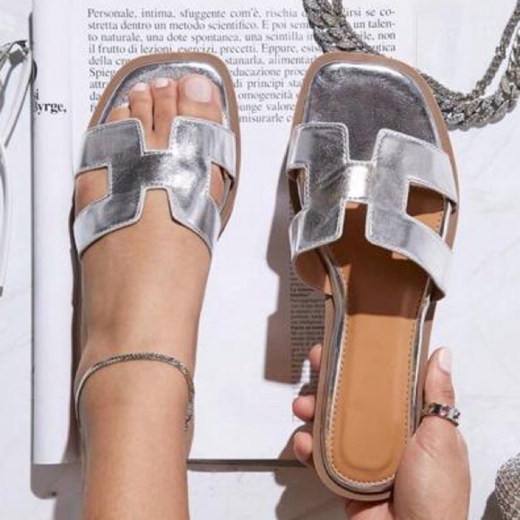 Designer-Style Luxury Metallic Silver Flats - Picture 1 of 4
